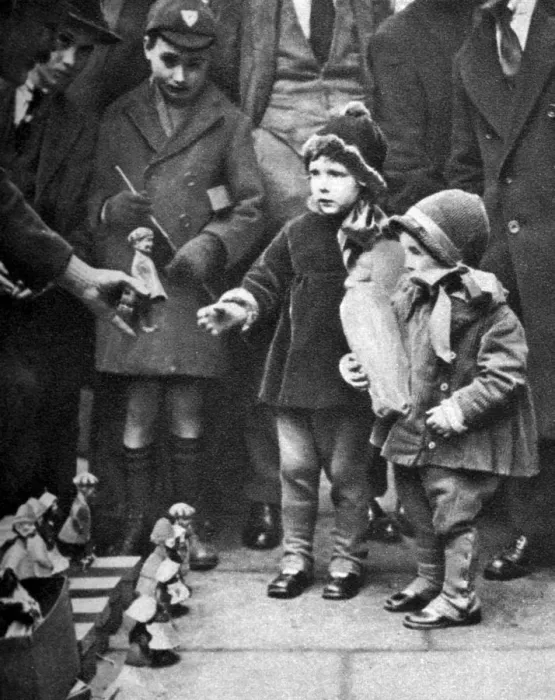 Framed Print : Kerb-side toy-seller, Holborn, London, 1926-1927