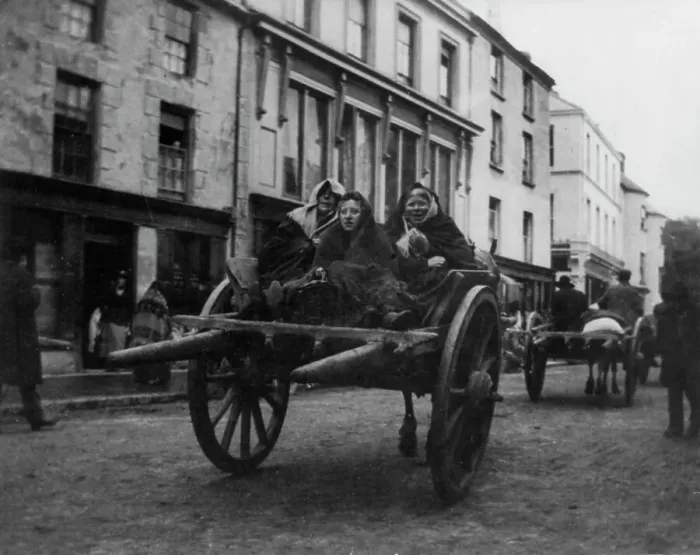 Framed Print : Killarney - 3 Irish women going to a funeral in a horse-drawn cart, (1899?). Creator: Frances Benjamin Johnston Framed Print : Killarney - 3 Irish women going to a funeral in a horse-drawn cart, (1899?). Creator: Frances Benjamin Johnston