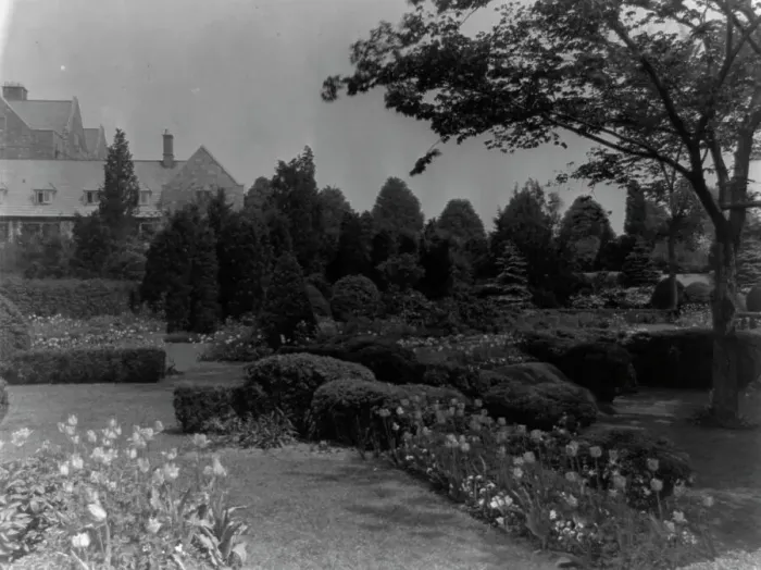 Framed Print : Killenworth, George Dupont Pratt house, Glen Cove, New York, c1918. Creator: Frances Benjamin Johnston. Killenworth, George Dupont Pratt house, Glen Cove, New York, c1918. Creator: Frances Benjamin Johnston Framed Print : Killenworth, George Dupont Pratt house, Glen Cove, New York, c1918. Creator: Frances Benjamin Johnston. Killenworth, George Dupont Pratt house, Glen Cove, New York, c1918. Creator: Frances Benjamin Johnston