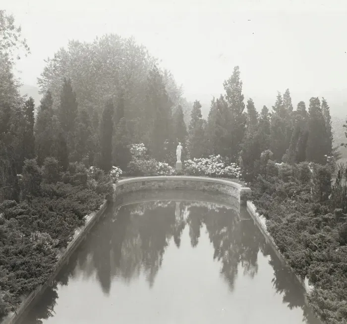Framed Print : Killenworth, George Dupont Pratt house, Glen Cove, New York, c1918. Creator: Frances Benjamin Johnston. Killenworth, George Dupont Pratt house, Glen Cove, New York, c1918. Creator: Frances Benjamin Johnston Framed Print : Killenworth, George Dupont Pratt house, Glen Cove, New York, c1918. Creator: Frances Benjamin Johnston. Killenworth, George Dupont Pratt house, Glen Cove, New York, c1918. Creator: Frances Benjamin Johnston