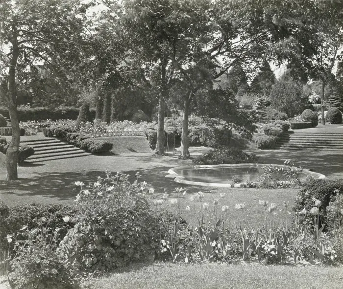 Framed Print : Killenworth, George Dupont Pratt house, Glen Cove, New York, c1918. Creator: Frances Benjamin Johnston. Killenworth, George Dupont Pratt house, Glen Cove, New York, c1918. Creator: Frances Benjamin Johnston Framed Print : Killenworth, George Dupont Pratt house, Glen Cove, New York, c1918. Creator: Frances Benjamin Johnston. Killenworth, George Dupont Pratt house, Glen Cove, New York, c1918. Creator: Frances Benjamin Johnston