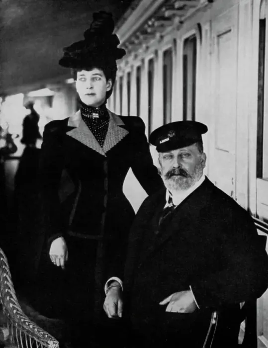 Framed Print : King Edward VII and Queen Alexandra at Cowes, Isle of Wight, August 1909 (1964) Framed Print : King Edward VII and Queen Alexandra at Cowes, Isle of Wight, August 1909 (1964)