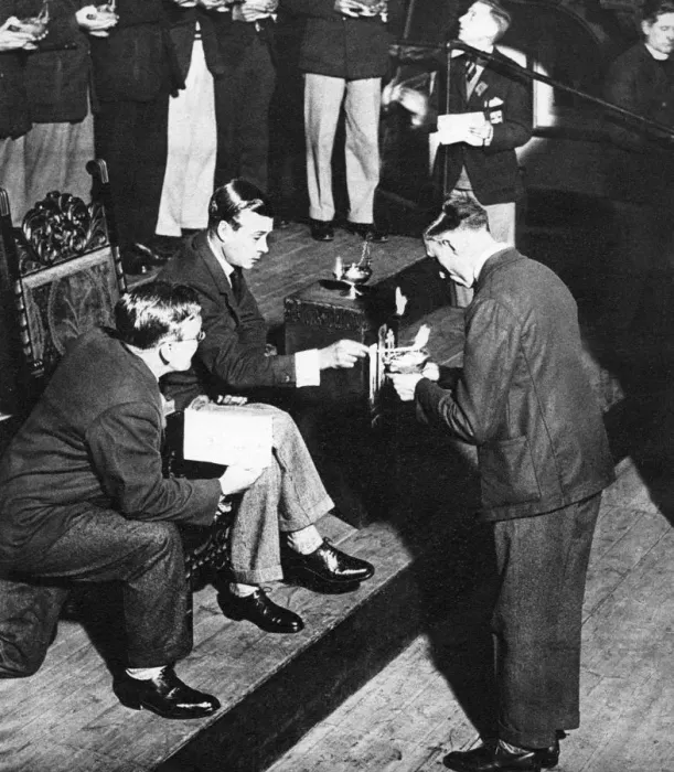 Framed Print : King Edward VIII as the patron of TOC H lighting lamps of remembrance, Westminster, 1936 Framed Print : King Edward VIII as the patron of TOC H lighting lamps of remembrance, Westminster, 1936
