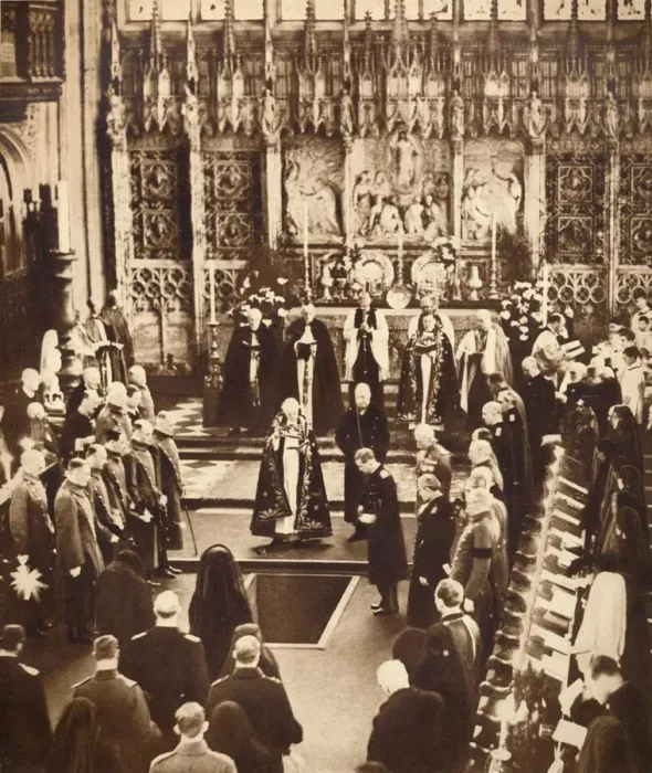 Framed Print : King Edward VIII sprinkles earth on his fathers coffin, 1936 Framed Print : King Edward VIII sprinkles earth on his fathers coffin, 1936