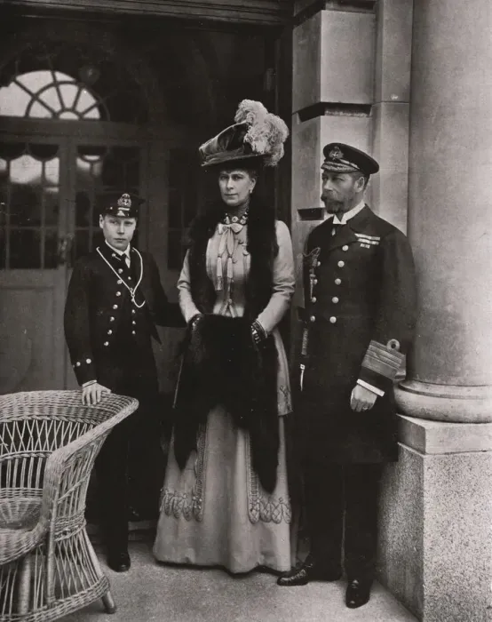 Framed Print : King George and Queen Mary with their son Prince Edward, May 1910. Creator: Unknown Framed Print : King George and Queen Mary with their son Prince Edward, May 1910. Creator: Unknown