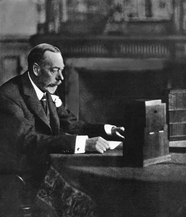 Framed Print : King George V broadcasting to the empire on Christmas Day, Sandringham, 1935 Framed Print : King George V broadcasting to the empire on Christmas Day, Sandringham, 1935