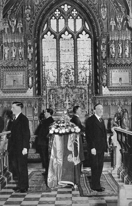 Framed Print : King George V lying in state, Church of St Mary Magdalene, Sandringham, Norfolk, January 1936 Framed Print : King George V lying in state, Church of St Mary Magdalene, Sandringham, Norfolk, January 1936