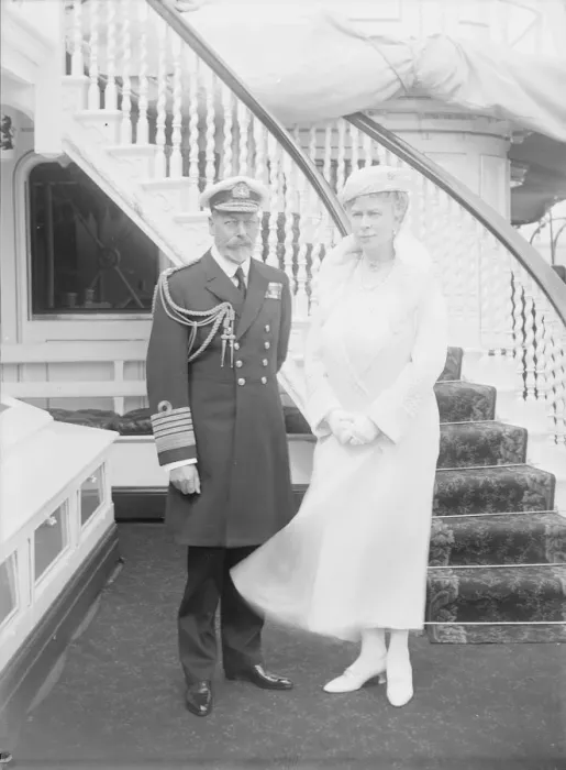 Framed Print : King George V and Queen Mary aboard HMY Victoria and Albert, 1935 Framed Print : King George V and Queen Mary aboard HMY Victoria and Albert, 1935