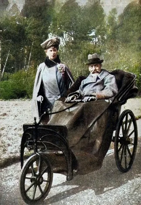 Framed Print : King George V and Queen Mary at Craigwell House, Aldwick, near Bognor Regis, c1930s (1936). Creator: Unknown Framed Print : King George V and Queen Mary at Craigwell House, Aldwick, near Bognor Regis, c1930s (1936). Creator: Unknown