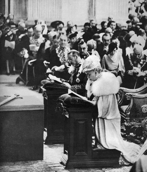 Framed Print : King George V and Queen Mary in St Pauls Cathedral, Silver Jubilee thanksgiving service, 1935 Framed Print : King George V and Queen Mary in St Pauls Cathedral, Silver Jubilee thanksgiving service, 1935