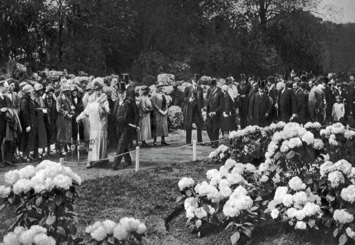 Framed Print : King George V and Queen Mary visit the annual spring flower show at Chelsea, London, 1926-1927 Framed Print : King George V and Queen Mary visit the annual spring flower show at Chelsea, London, 1926-1927