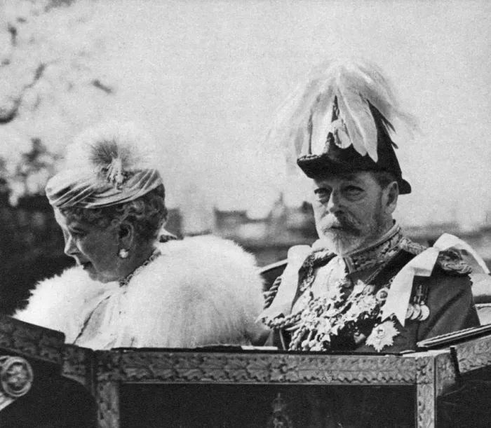 Framed Print : King George V and Queen Mary on their way to St Pauls Cathedral, Silver Jubilee, 1935 Framed Print : King George V and Queen Mary on their way to St Pauls Cathedral, Silver Jubilee, 1935
