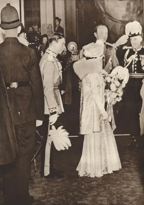 Framed Print : King George VI and Queen Elizabeth leaving a luncheon in honour of coronation, 1937