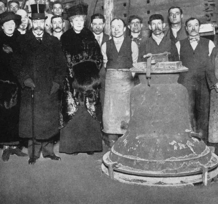 Framed Print : King George with the Victory bell for Westminster Abbey, c1910s-c1920s (1936) Framed Print : King George with the Victory bell for Westminster Abbey, c1910s-c1920s (1936)