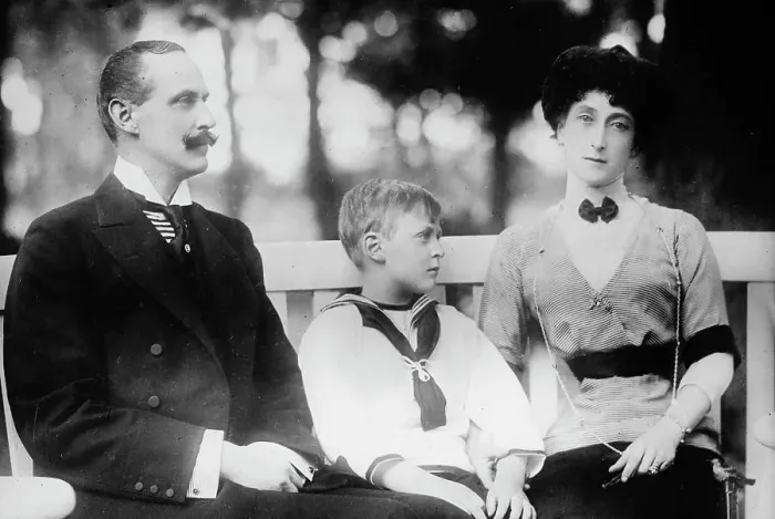 Framed Print : King Haakon, Queen Maud of Norway and Crown Prince Olaf, 1913. Creator: Bain News Service Framed Print : King Haakon, Queen Maud of Norway and Crown Prince Olaf, 1913. Creator: Bain News Service