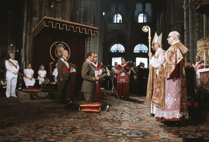 Framed Print : King Juan Carlos I in the Cathedral of Santiago during his visit to Galicia in July 1977 Framed Print : King Juan Carlos I in the Cathedral of Santiago during his visit to Galicia in July 1977