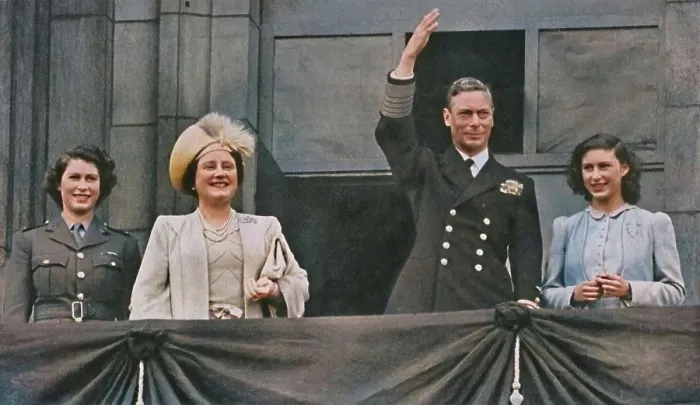 Framed Print : The King and Queen with Princess Elizabeth and Princess Margaret on the Balcony of Buckingham Palac Creator: Daily Herald Framed Print : The King and Queen with Princess Elizabeth and Princess Margaret on the Balcony of Buckingham Palac Creator: Daily Herald
