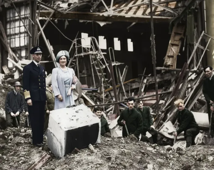 Framed Print : The King and Queen survey bomb damage, Buckingham Palace, London, WWII, 1940 Framed Print : The King and Queen survey bomb damage, Buckingham Palace, London, WWII, 1940