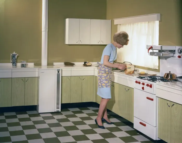 Framed Print : Kitchen scene, Warwick, Warwickshire, 1966. Artist: Michael Walters Framed Print : Kitchen scene, Warwick, Warwickshire, 1966. Artist: Michael Walters