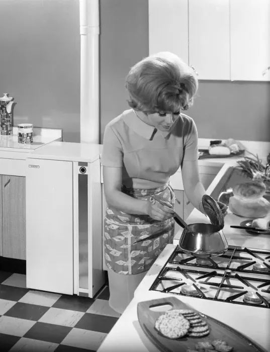 Framed Print : Kitchen scene, Warwick, Warwickshire, 1966. Artist: Michael Walters Framed Print : Kitchen scene, Warwick, Warwickshire, 1966. Artist: Michael Walters