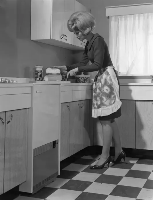 Framed Print : Kitchen scene, Warwick, Warwickshire, 1966. Artist: Michael Walters Framed Print : Kitchen scene, Warwick, Warwickshire, 1966. Artist: Michael Walters