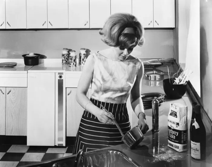 Framed Print : Kitchen scene, Warwick, Warwickshire, 1966. Artist: Michael Walters Framed Print : Kitchen scene, Warwick, Warwickshire, 1966. Artist: Michael Walters