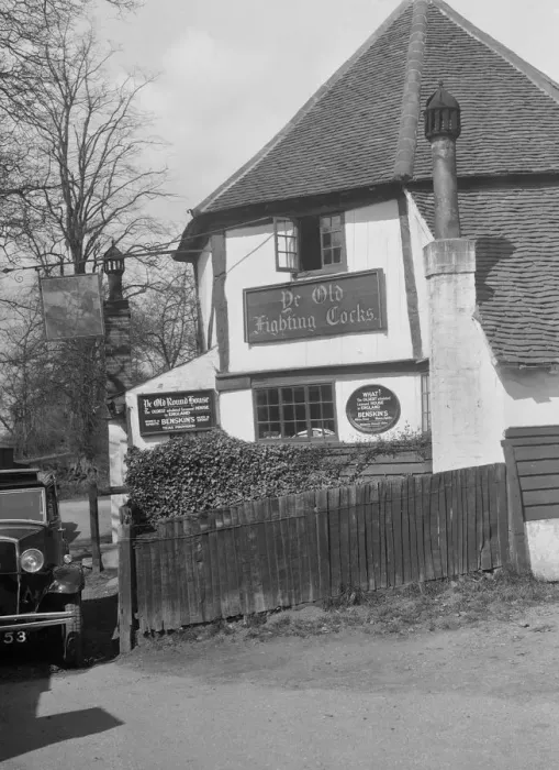 Framed Print : Kitty Brunells Standard 16 outside Ye Olde Fighting Cocks inn, St Albans, Hertfordshire, 1930s Framed Print : Kitty Brunells Standard 16 outside Ye Olde Fighting Cocks inn, St Albans, Hertfordshire, 1930s