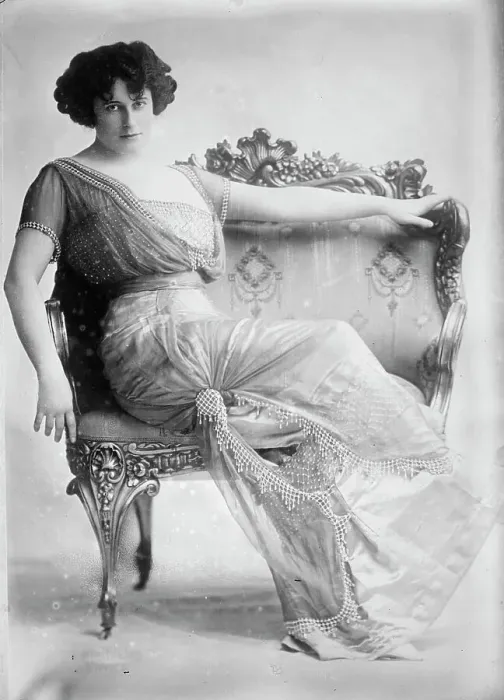 Framed Print : Kitty Gordon in loveseat, 1910. Creator: Bain News Service Framed Print : Kitty Gordon in loveseat, 1910. Creator: Bain News Service