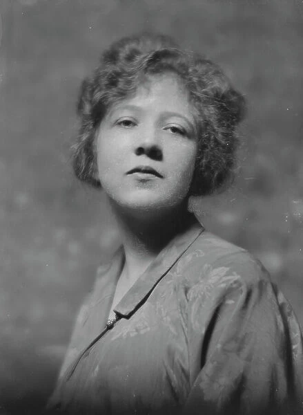 Knoedler, L. Miss, portrait photograph, 1916 or 1917. Creator: Arnold Genthe