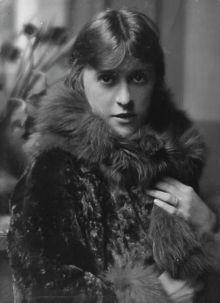 Knox, P.C. Jr. Mrs. portrait photograph, 1915 Feb. 28. Creator: Arnold Genthe