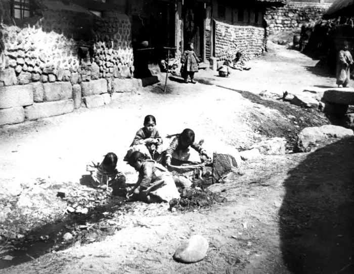 Framed Print : Korean children in the street, Nam San, Korea, 1900 Framed Print : Korean children in the street, Nam San, Korea, 1900