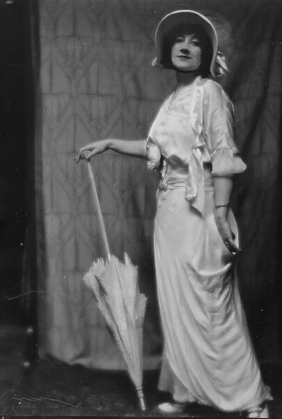 Krall, C. Miss, portrait photograph, 1913. Creator: Arnold Genthe