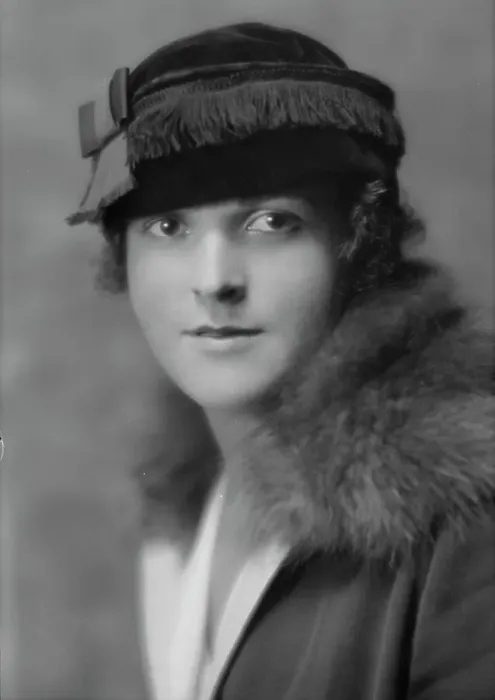 Framed Print : Kraus, Viola M. Miss, portrait photograph, 1914. Creator: Arnold Genthe Framed Print : Kraus, Viola M. Miss, portrait photograph, 1914. Creator: Arnold Genthe