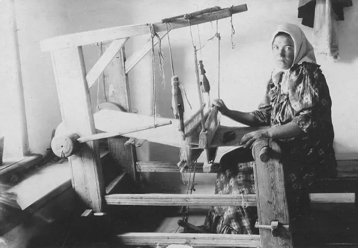 Framed Print : Krosna weaving mill in the village of Verkhne Usinskoye, Usinsk Border District, 1916. Creator: Unknown Framed Print : Krosna weaving mill in the village of Verkhne Usinskoye, Usinsk Border District, 1916. Creator: Unknown