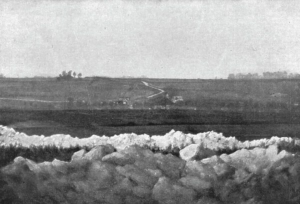 La Bataille de la Somme; avant l'offensive de la Somme: en avant, une tranchee de... 1916. Creator: Unknown
