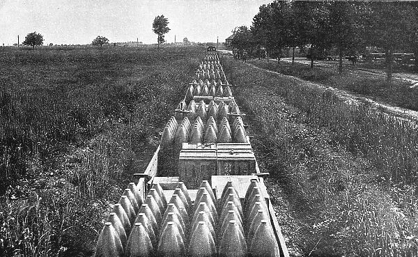 La Bataille de la Somme; Un convoi de projectiles d'artillerie lourde, 1916. Creator: Unknown