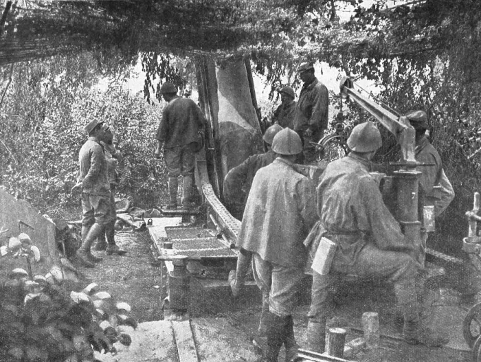 Framed Print : La Bataille de la Somme; manoeuvre d'une piece de 280, 1916. Creator: Unknown Framed Print : La Bataille de la Somme; manoeuvre d'une piece de 280, 1916. Creator: Unknown