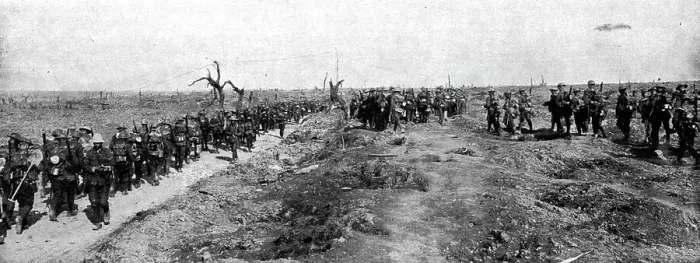 Framed Print : La bataille de la Somme; Trois instantanes de l'attaque Britannique du 25 septembre... 1916. Creator: Unknown Framed Print : La bataille de la Somme; Trois instantanes de l'attaque Britannique du 25 septembre... 1916. Creator: Unknown