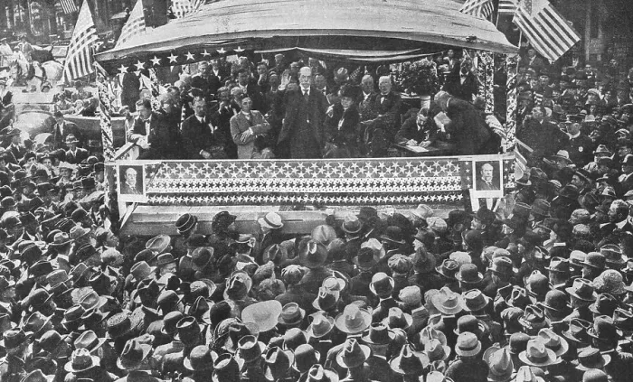 Framed Print : La bataille presidentielle aux etats-unis; M. Hughes discourant du haut d'une estrade... 1916. Creator: Underwood & Underwood. La bataille presidentielle aux etats-unis; M. Hughes discourant du haut d'une estrade... 1916 Framed Print : La bataille presidentielle aux etats-unis; M. Hughes discourant du haut d'une estrade... 1916. Creator: Underwood & Underwood. La bataille presidentielle aux etats-unis; M. Hughes discourant du haut d'une estrade... 1916
