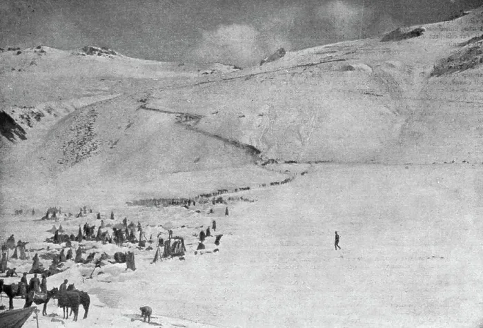 Framed Print : La Campagne d'Hiver des russes en Armenie; les chasseurs du Caucase descendent du plateau... 1916. Creator: Unknown Framed Print : La Campagne d'Hiver des russes en Armenie; les chasseurs du Caucase descendent du plateau... 1916. Creator: Unknown