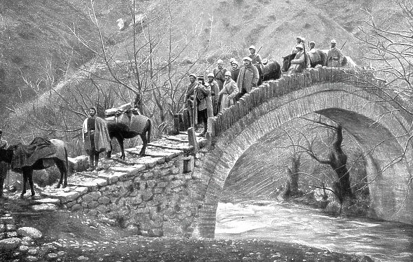 La campagne d'hiver en Orient; Sur la route de Santi-Quaranta a Monastir: la traversee... 1917. Creator: Unknown