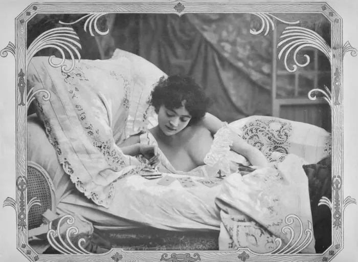 Framed Print : La Carte Favorable, 1900 Framed Print : La Carte Favorable, 1900