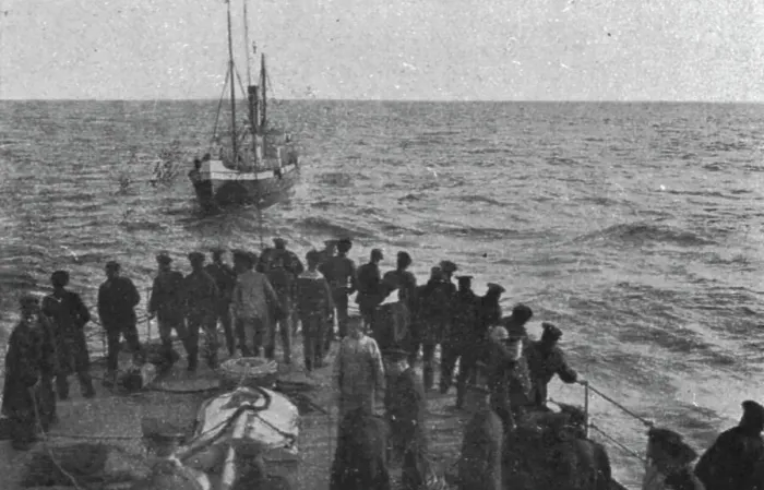 Framed Print : La chasse aux voiliers Turcs dans la mer Noire; Saisie par le Kagoul du contrebandier... c1915. Creator: Unknown. La chasse aux voiliers Turcs dans la mer Noire; Saisie par le Kagoul du contrebandier... c1915. Creator: Unknown