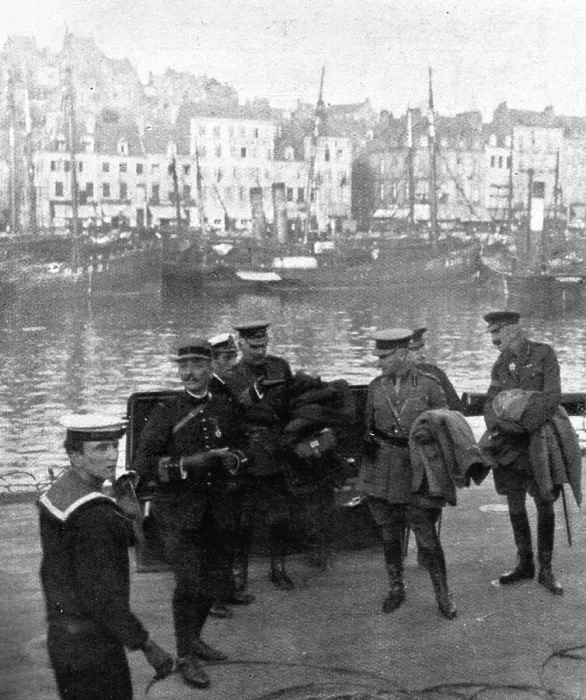 Framed Print : La cooperation Britannique; Le general French et son etat-major arrivent a Boulogne, 1914. Creator: Unknown Framed Print : La cooperation Britannique; Le general French et son etat-major arrivent a Boulogne, 1914. Creator: Unknown