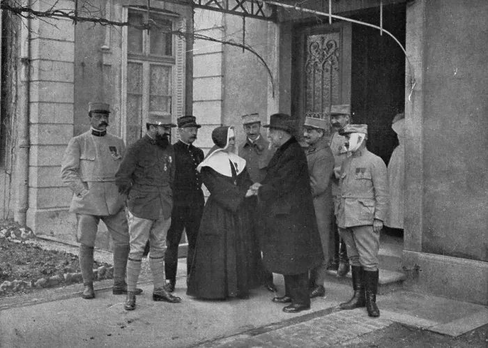 Framed Print : La Croix de Guerre de Soeur Louise, de Nancy; on felicite la vaillante superieure de... 1916. Creator: Unknown Framed Print : La Croix de Guerre de Soeur Louise, de Nancy; on felicite la vaillante superieure de... 1916. Creator: Unknown