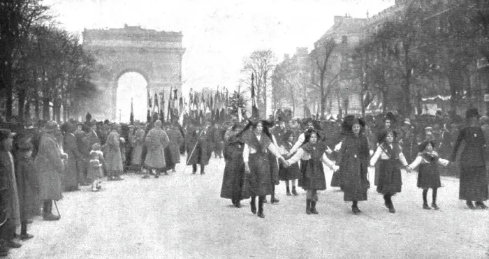 Framed Print : La delivrance de l'Alsace et de la Lorraine celebree a Paris le 17 novembre 1918... 1918. Creator: Unknown Framed Print : La delivrance de l'Alsace et de la Lorraine celebree a Paris le 17 novembre 1918... 1918. Creator: Unknown