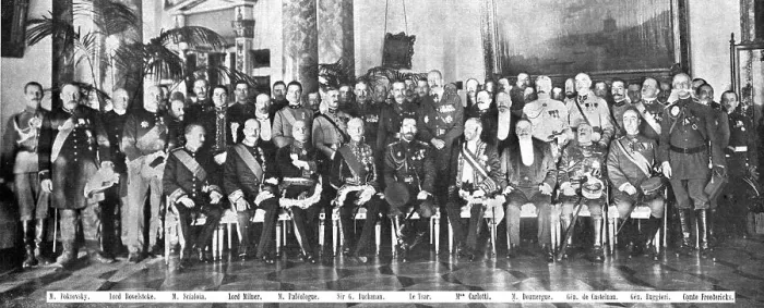 Framed Print : La Fin d'une Regime et d'un Regne; Une des dernieres solennités du regne: audience des... (1917). Creator: Unknown Framed Print : La Fin d'une Regime et d'un Regne; Une des dernieres solennités du regne: audience des... (1917). Creator: Unknown