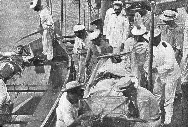 La fin de L 'Emden'; Les blesses de 'Emden' sont embarques a bord du 'Sydney', 1914. Creator: Unknown. La fin de L 'Emden'; Les blesses de 'Emden' sont embarques a bord du 'Sydney', 1914. Creator: Unknown