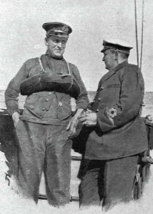 Framed Print : La flotte d'avant-garde; le dragage des mines. Le commandant du trawler et son skipper, 1916. Creator: Unknown Framed Print : La flotte d'avant-garde; le dragage des mines. Le commandant du trawler et son skipper, 1916. Creator: Unknown