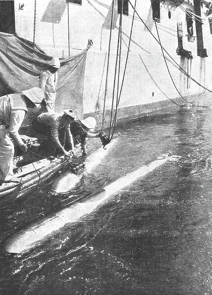 La flotte Francaise en orient; Repechage de torpilles apres un exercice de lancement, 1916. Creator: Unknown